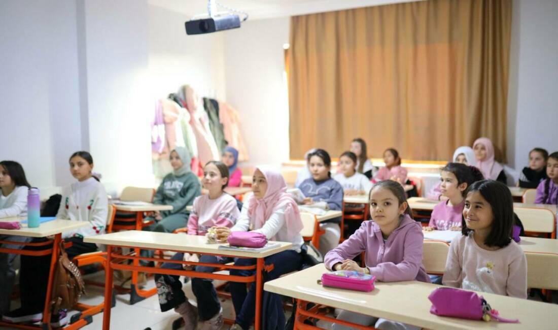 Aksaray Belediyesi Bilgihane’de yürütülen hafızlık kursu, minik öğrencilerin azmi ve