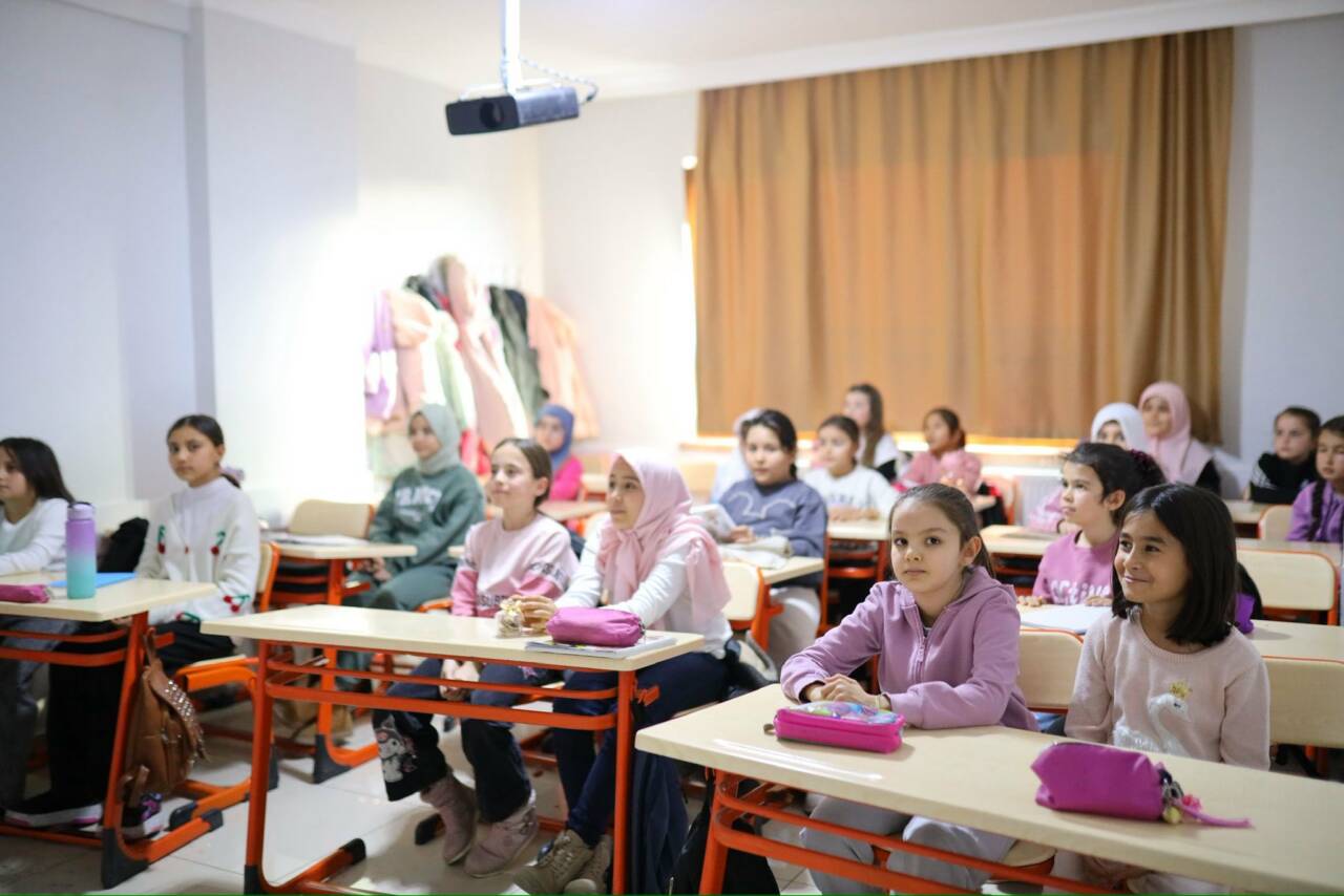 Aksaray Belediyesi Bilgihane’de yürütülen hafızlık kursu, minik öğrencilerin azmi ve