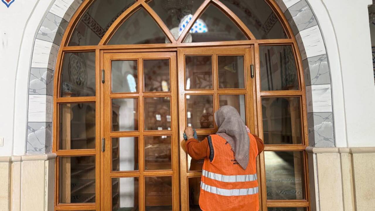 Aksaray genelinde sürdürülen cami temizlik çalışmaları kapsamında Atasayar Camii’nde kapsamlı