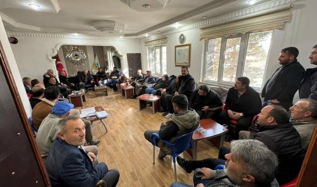 Demirci Belediyesi tarafından düzenlenen halk toplantısında mahalle muhtarları, çiftçiler ve