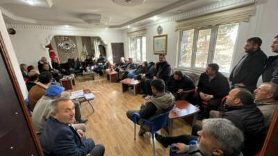 Demirci Belediyesi tarafından düzenlenen halk toplantısında mahalle muhtarları, çiftçiler ve