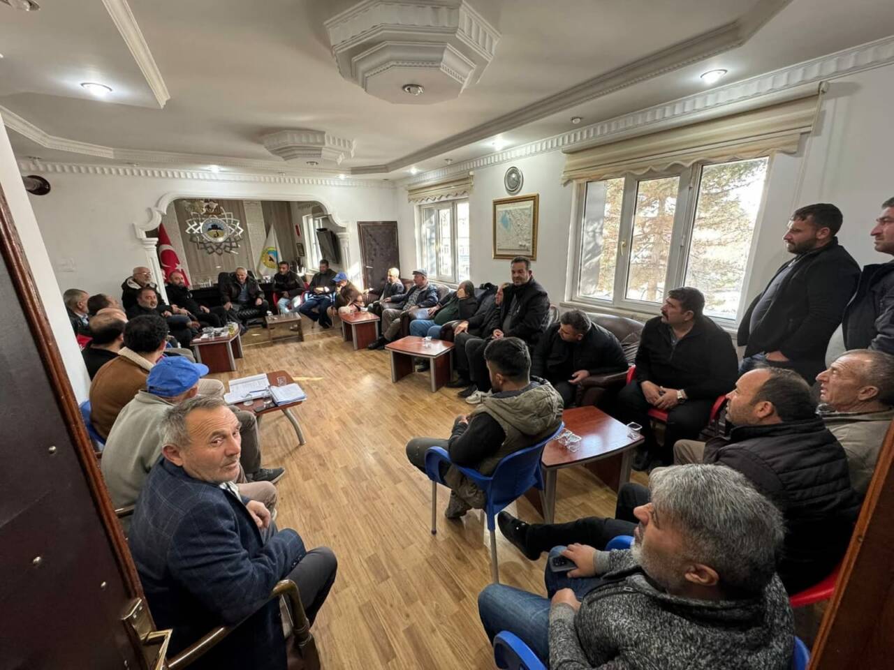 Demirci Belediyesi tarafından düzenlenen halk toplantısında mahalle muhtarları, çiftçiler ve