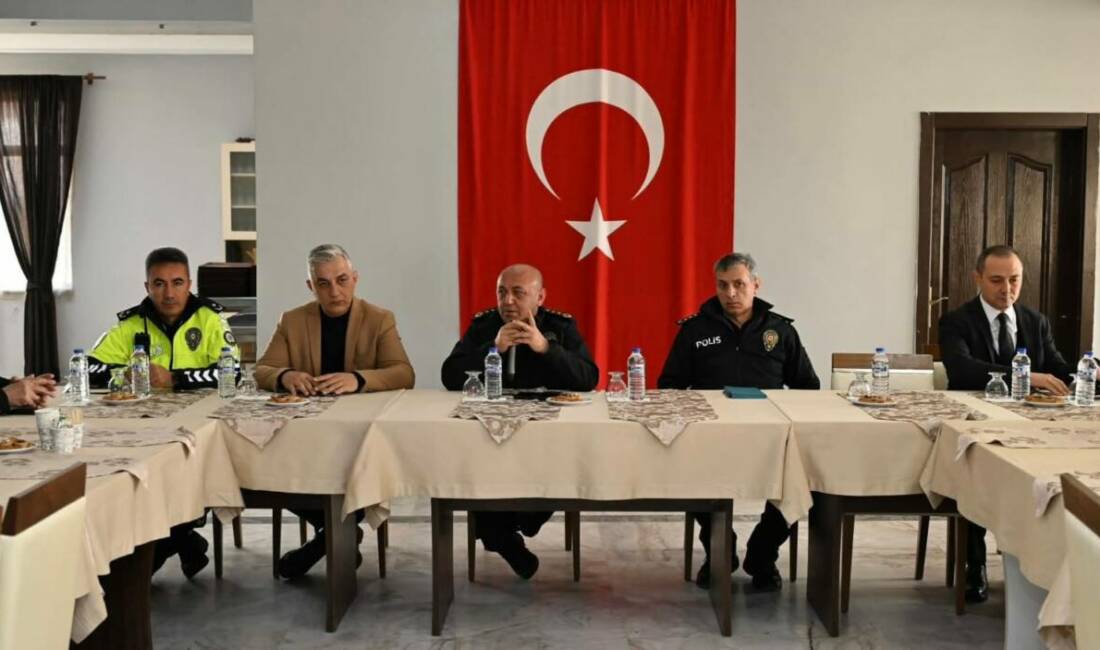 Aksaray’da il merkezindeki mahalle muhtarları ile İl Emniyet Müdürü Bekir