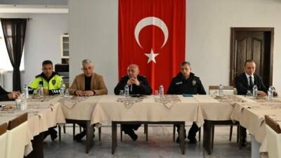 Aksaray’da il merkezindeki mahalle muhtarları ile İl Emniyet Müdürü Bekir