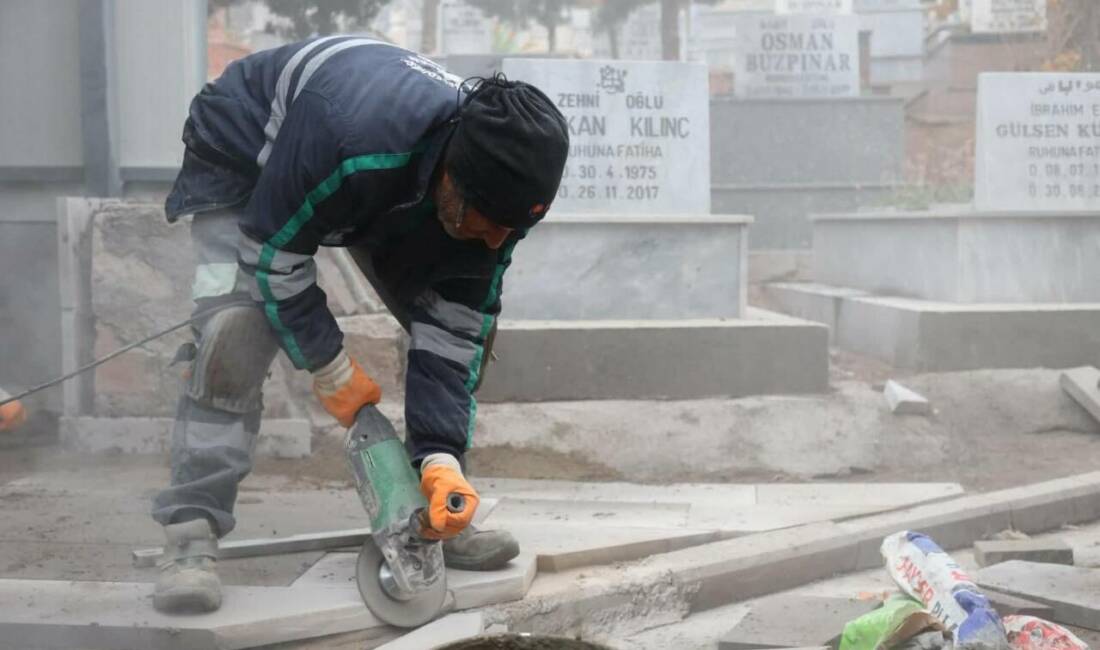 Aksaray Belediyesi, Ervah Kabristanlığı’nda yıpranan kaldırım ve karo alanlarını yenileyerek