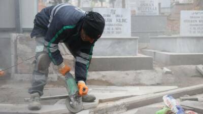 Aksaray Belediyesi, Ervah Kabristanlığı’nda yıpranan kaldırım ve karo alanlarını yenileyerek