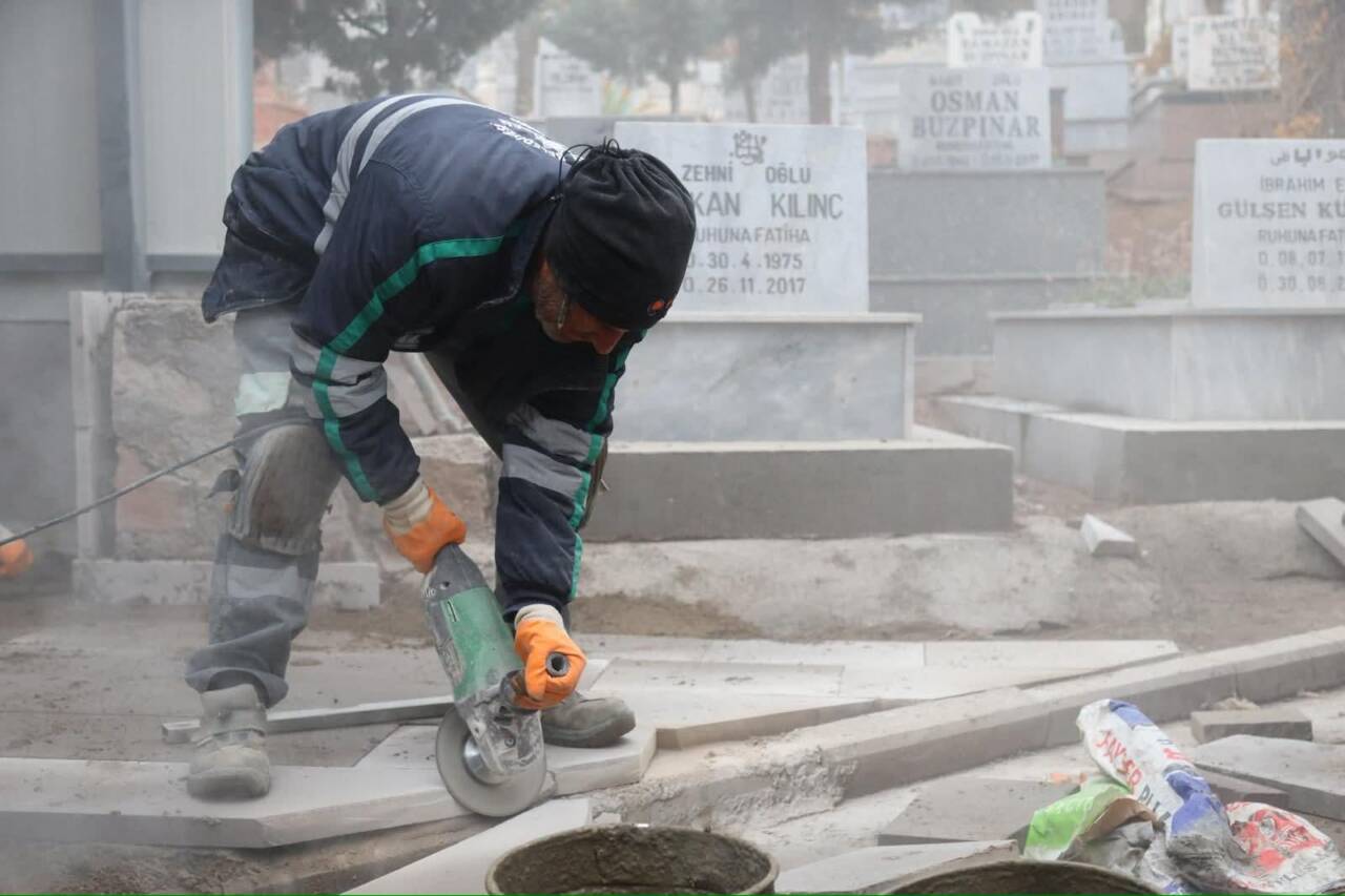 Aksaray Belediyesi, Ervah Kabristanlığı’nda yıpranan kaldırım ve karo alanlarını yenileyerek