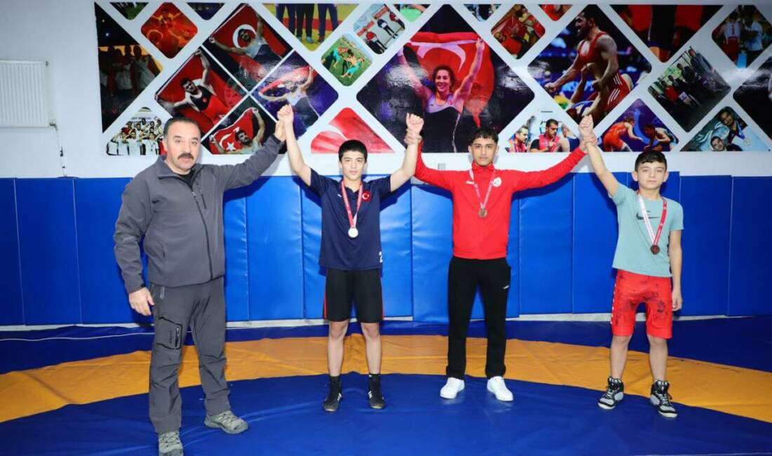 Aksaray’da okul sporları kapsamında düzenlenen gençler serbest ve grekoromen stil