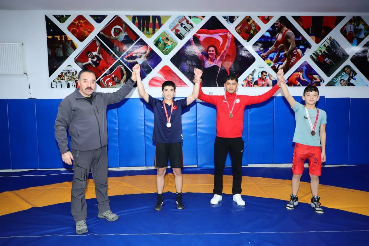 Aksaray’da okul sporları kapsamında düzenlenen gençler serbest ve grekoromen stil