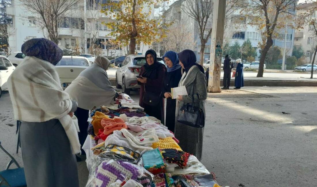 AK Parti Aksaray Kadın Kolları Teşkilatı, Hanımeli Pazarı’nı ziyaret ederek