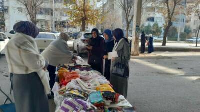AK Parti Aksaray Kadın Kolları Teşkilatı, Hanımeli Pazarı’nı ziyaret ederek