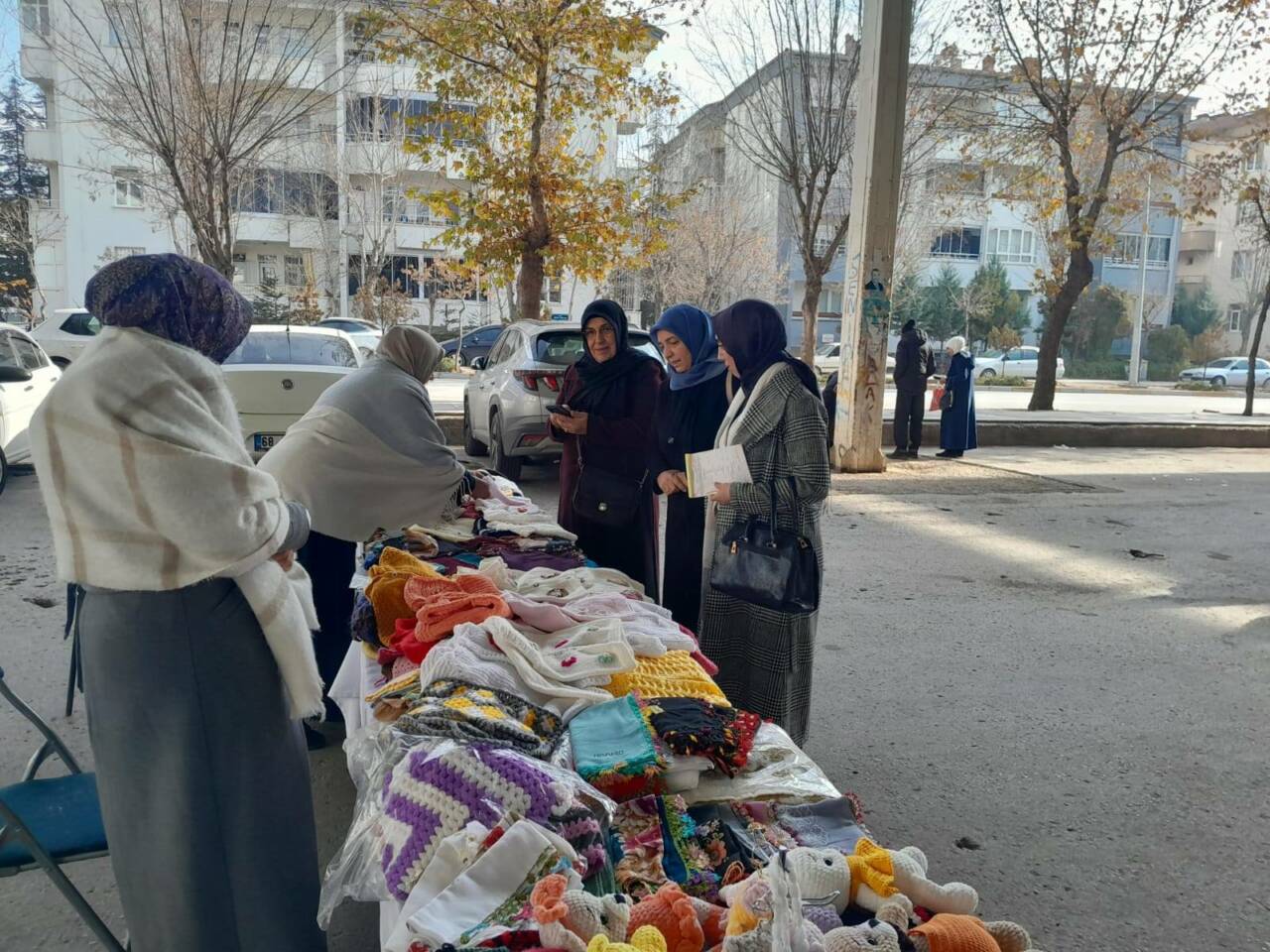 AK Parti Aksaray Kadın Kolları Teşkilatı, Hanımeli Pazarı’nı ziyaret ederek