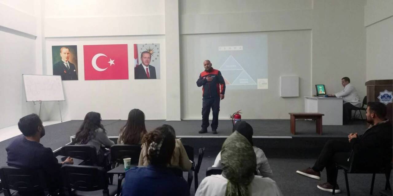 Aksaray Engelsiz Yaşam Merkezi personeline verilen afet eğitimi ve yangın