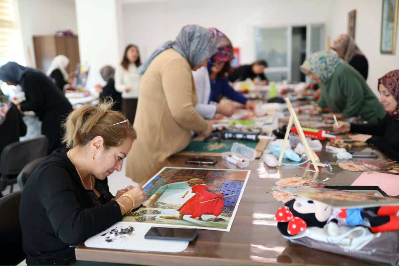 Aksaray Belediyesi bünyesindeki Nakkaş Kadın Aktivite Merkezi, kadınların meslek edinme,