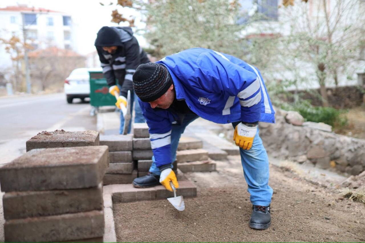 Aksaray Belediyesi, kent genelinde yaya güvenliğini artırmaya yönelik sürdürdüğü altyapı