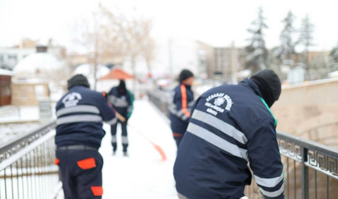Aksaray genelinde etkisini artıran kar yağışı sonrası, yaya güvenliğini sağlamak