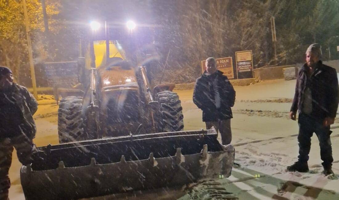 Ihlara’da etkili olan yoğun kar yağışıyla birlikte belediye ekipleri, ulaşımda