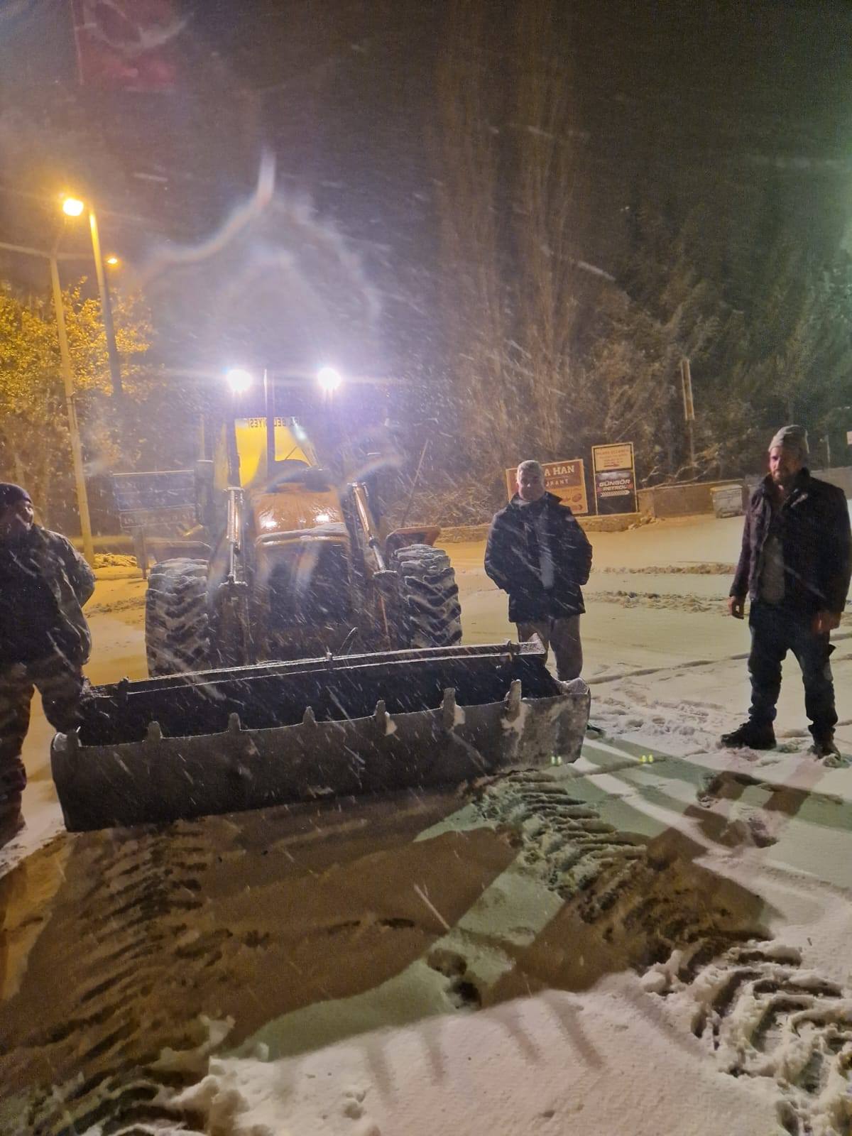 Ihlara’da etkili olan yoğun kar yağışıyla birlikte belediye ekipleri, ulaşımda