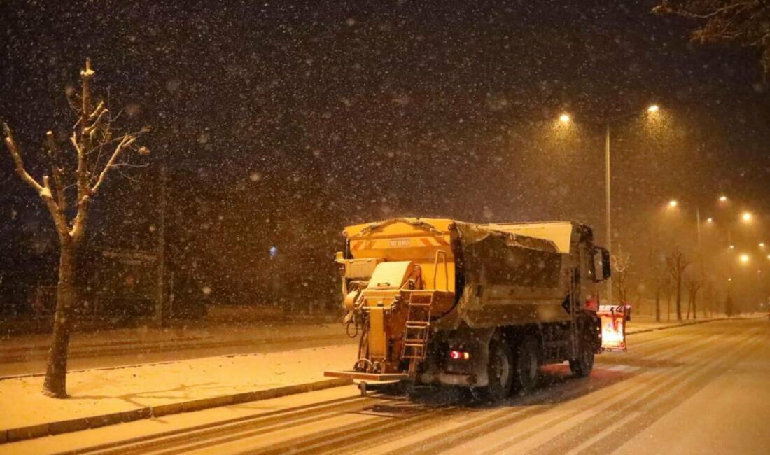 Aksaray’da kar yağışının gece saatlerinde etkisini göstermeye başlamasıyla birlikte, ilk