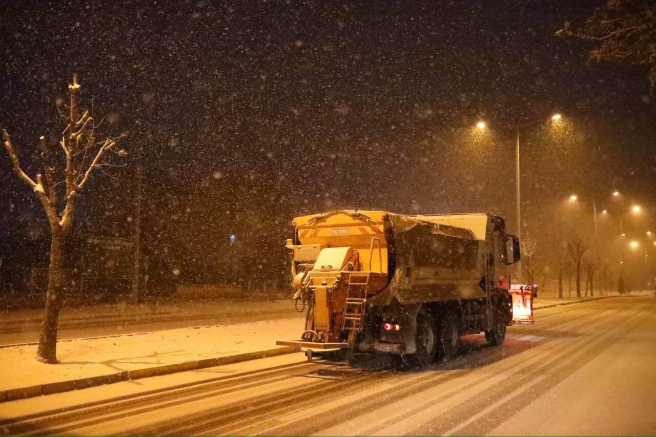 Aksaray’da kar yağışının gece saatlerinde etkisini göstermeye başlamasıyla birlikte, ilk