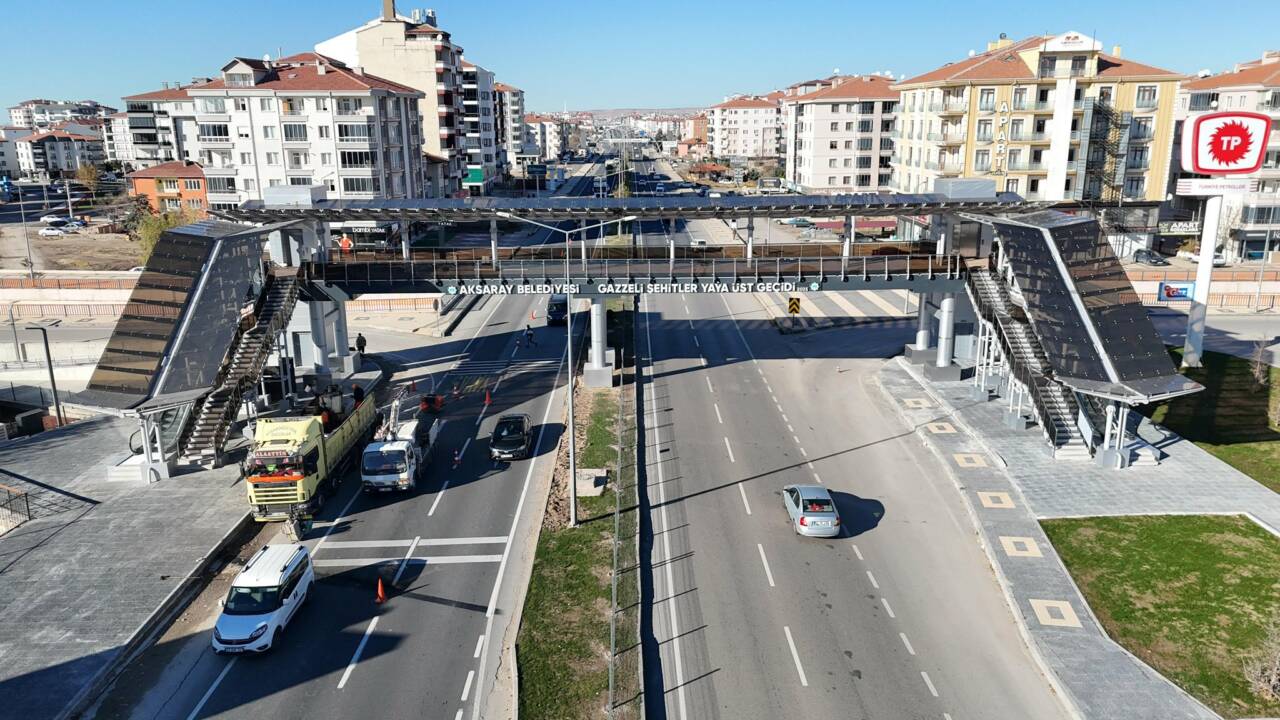 Tacin Mahallesi E-90 Kavşağı’nda tamamlanan yaya üst geçidiyle E-90 güvenliği