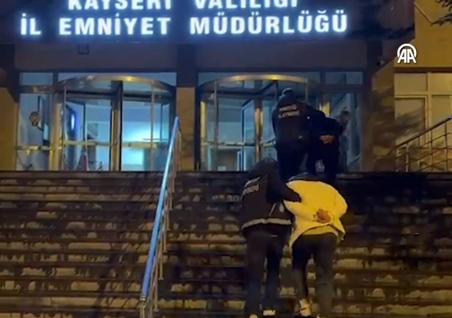 Kayseri'de İl Emniyet Müdürlüğü ekipleri tarafından düzenlenen operasyonda, midelerinde 554