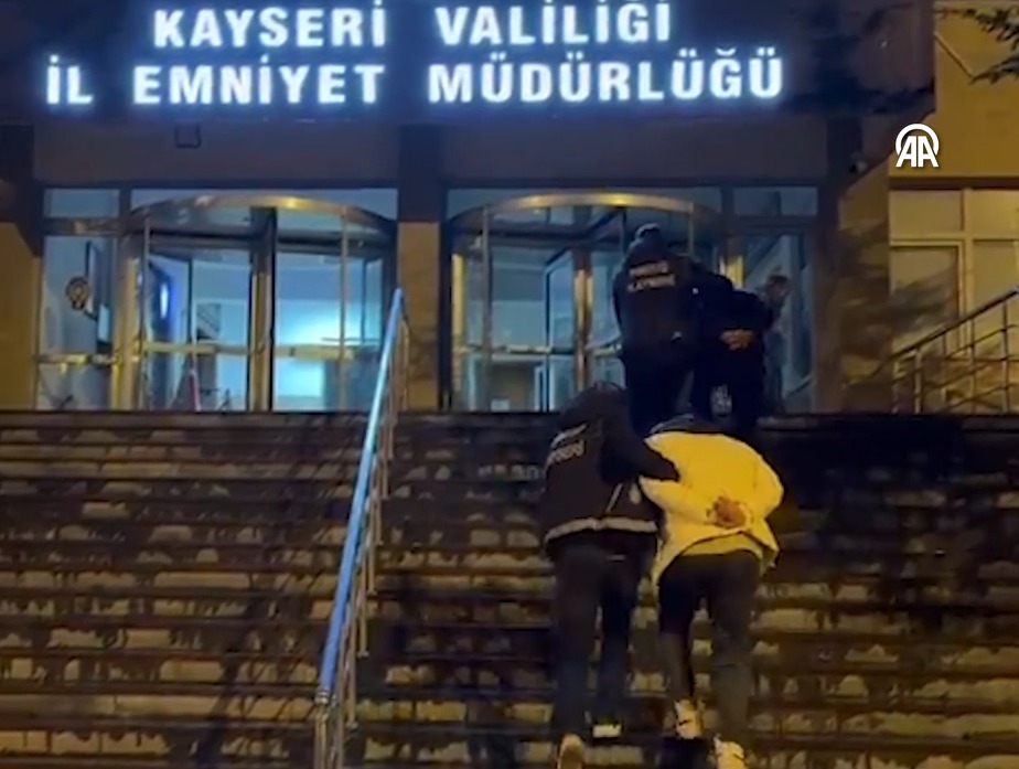Kayseri'de İl Emniyet Müdürlüğü ekipleri tarafından düzenlenen operasyonda, midelerinde 554