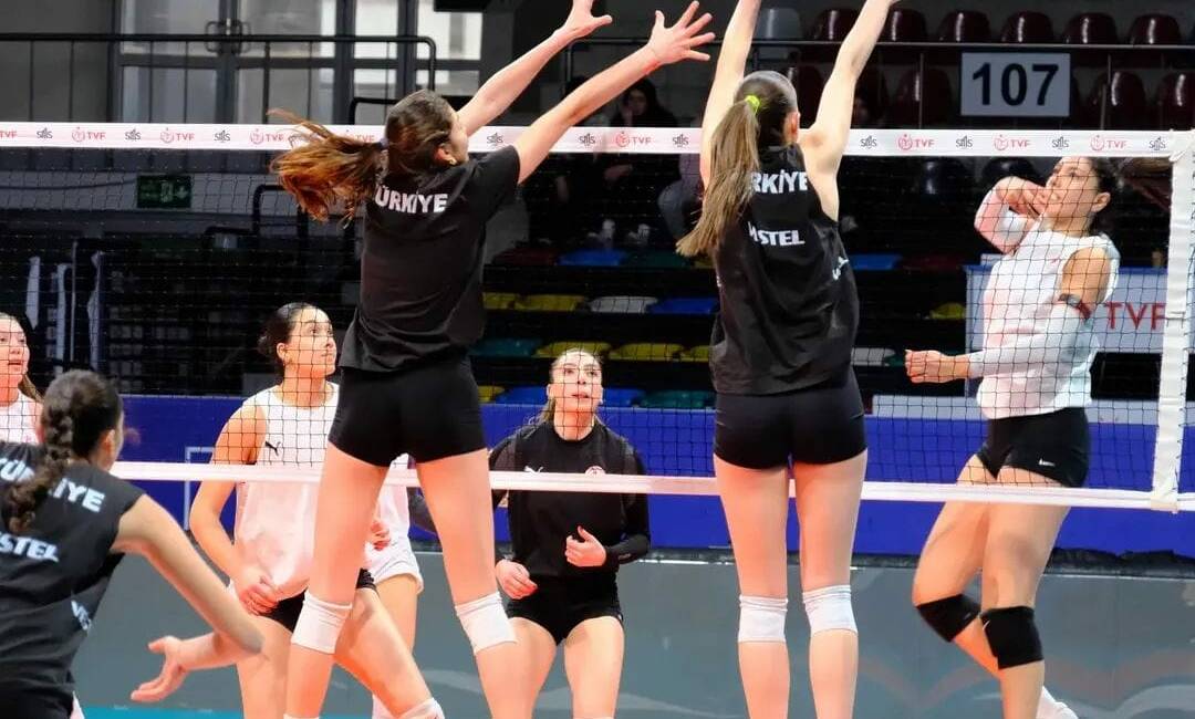 Baş antrenör Gökhan Öner yönetimindeki Türkiye U18 Kadın Milli Takımı,