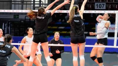 Baş antrenör Gökhan Öner yönetimindeki Türkiye U18 Kadın Milli Takımı,