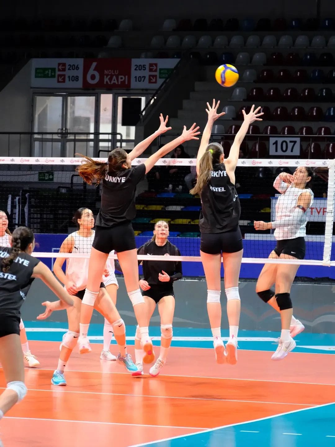Baş antrenör Gökhan Öner yönetimindeki Türkiye U18 Kadın Milli Takımı,