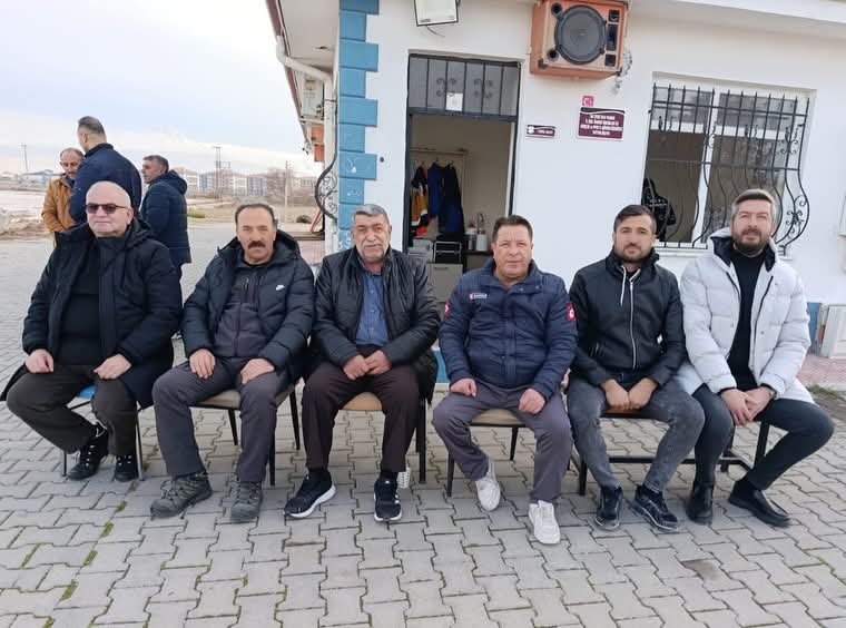 Aksaray kentte oynanan amatör küme futbol karşılaşmasında tribünde yer alan