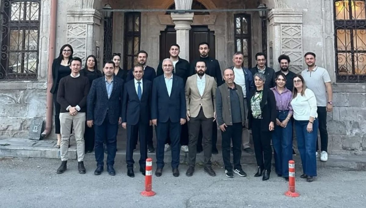 Aksaray Mimarlar Odası başkanlığına yeniden seçilen Ayhan Şahin, güven tazeledi. 