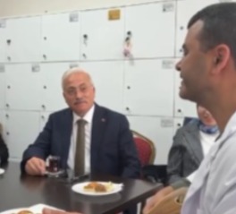 Vali Mehmet Ali Kumbuzoğlu’nun Taptuk Emre Ortaokuluna yaptığı ziyarette öne