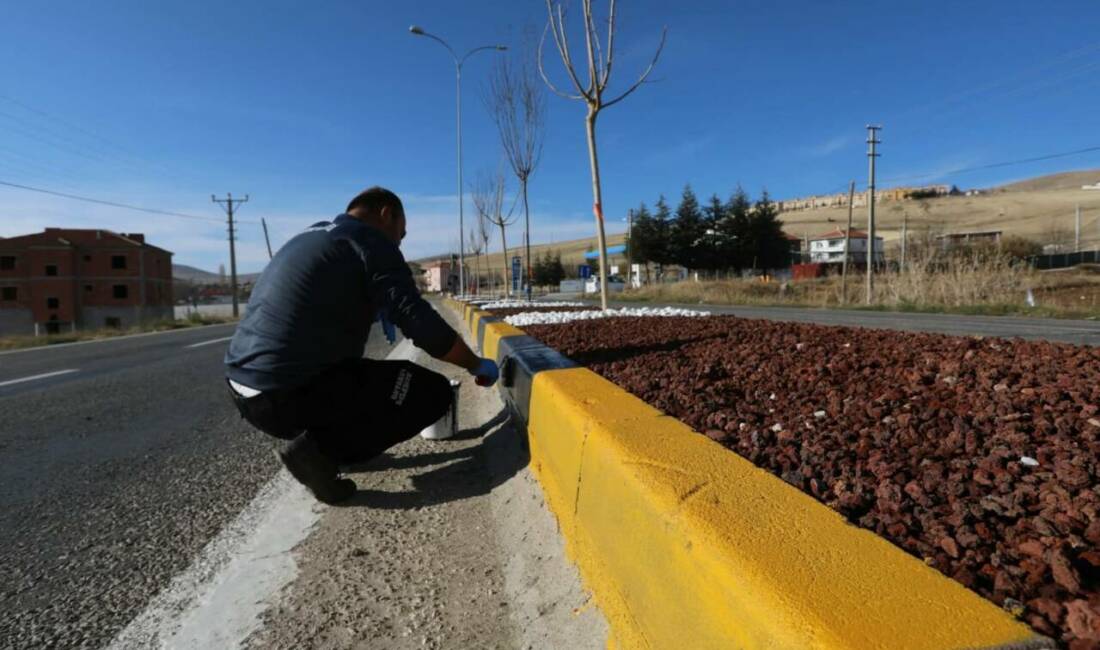 Aksaray yolu üzerinde sürdürülen kuru peyzaj çalışması, su tasarrufunu esas