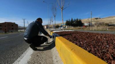 Aksaray yolu üzerinde sürdürülen kuru peyzaj çalışması, su tasarrufunu esas