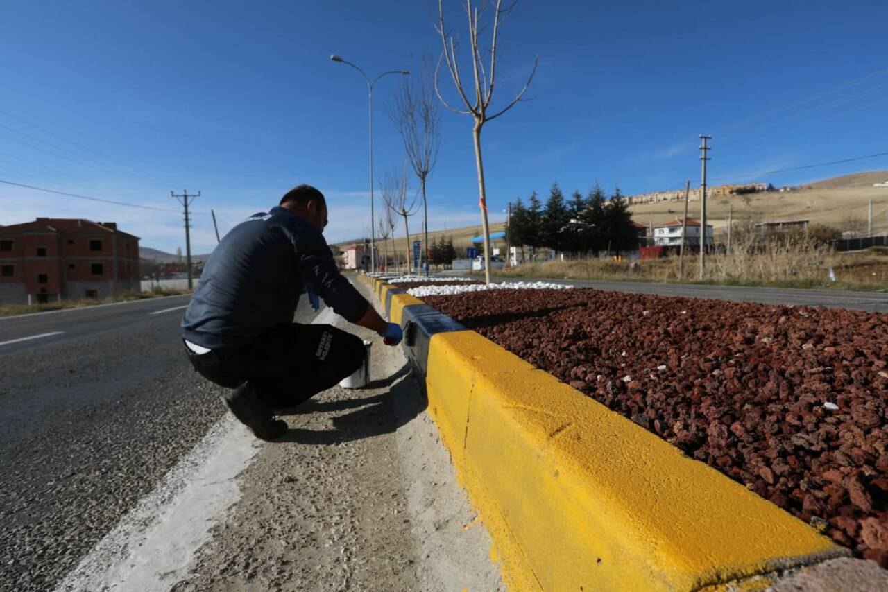 Aksaray yolu üzerinde sürdürülen kuru peyzaj çalışması, su tasarrufunu esas