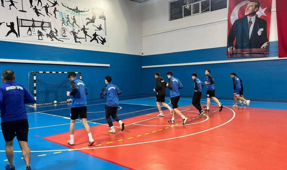 Soğuk havaya rağmen tempo düşmedi: Ortaköy Spor salon antrenmanında Ortaköy Spor Futbol A Takımı, ligde oynanacak karşılaşma öncesi hazırlıklarını