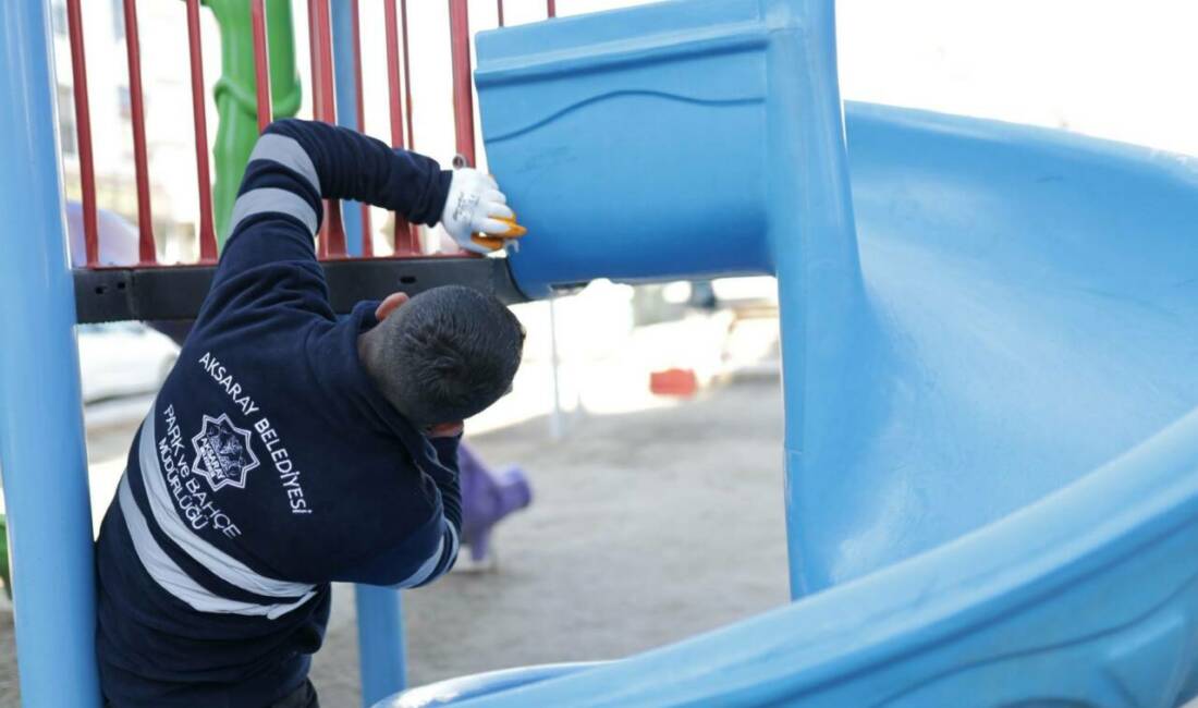 Aksaray Belediyesi, Paşacık Mahallesi’ndeki parkta bakım ve onarım çalışmalarını sürdürerek