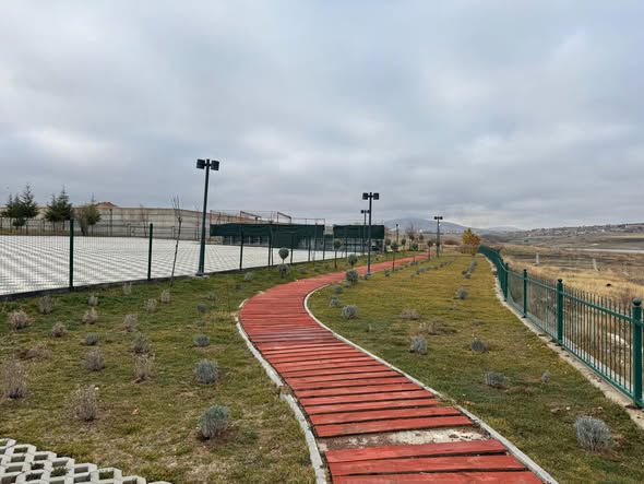 Ortaköy Belediyesi, Yunus Emre Millet Bahçesi’nde yürütülen kuru peyzaj düzenlemelerini