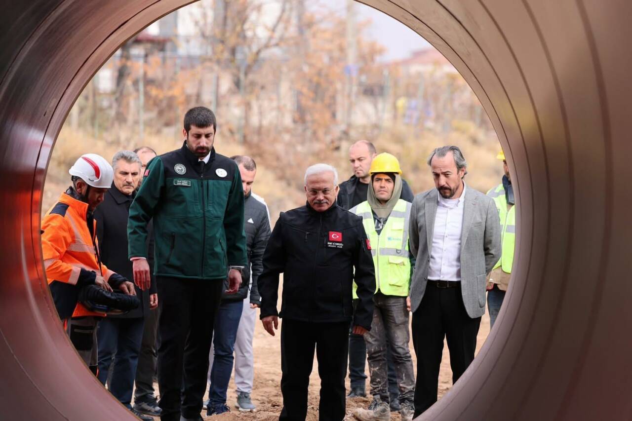 Aksaray’da Kapalı Devre Sulama Sistemi’ni inceleyen Vali Kumbuzoğlu, su tasarrufu