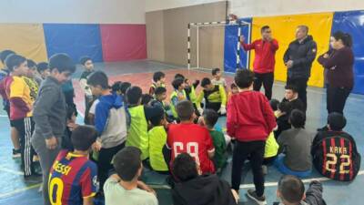 Sultanhanı ilçesinde çocuk ve gençlerin sporla buluşmasını amaçlayan futbol kursu
