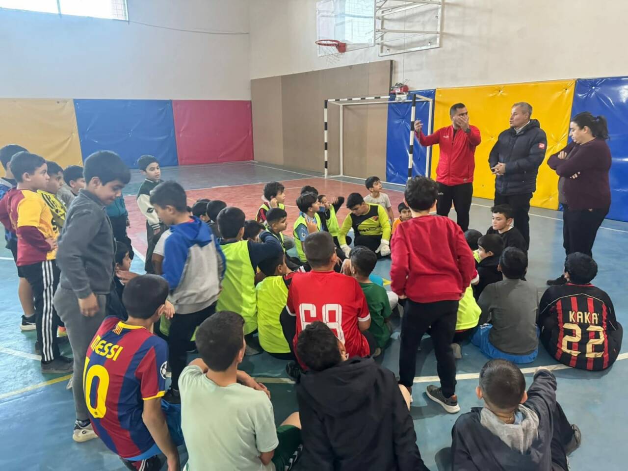 Sultanhanı ilçesinde çocuk ve gençlerin sporla buluşmasını amaçlayan futbol kursu