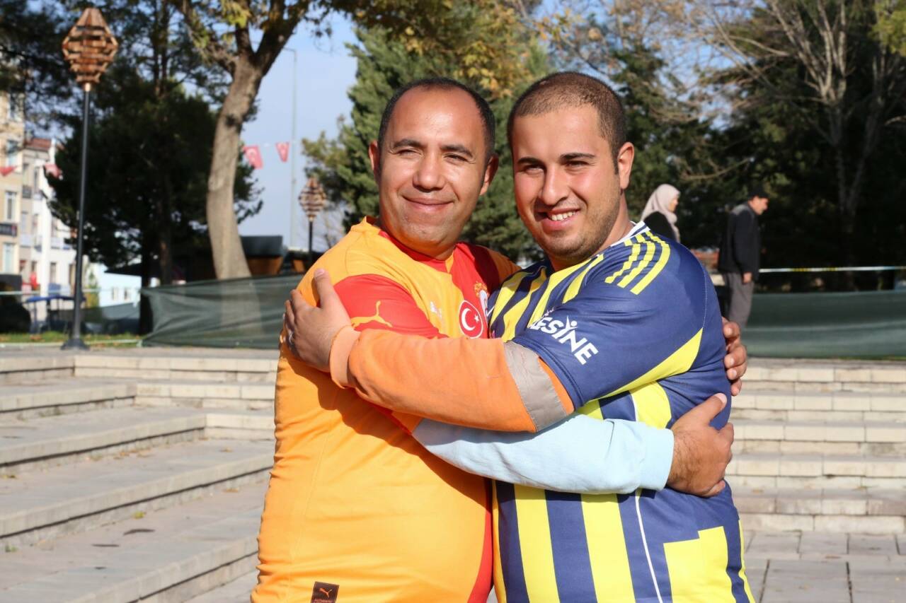 Aksaray'da Türkiye'de merakla beklenen Galatasaray–Fenerbahçe derbisi öncesi örnek bir dostluk