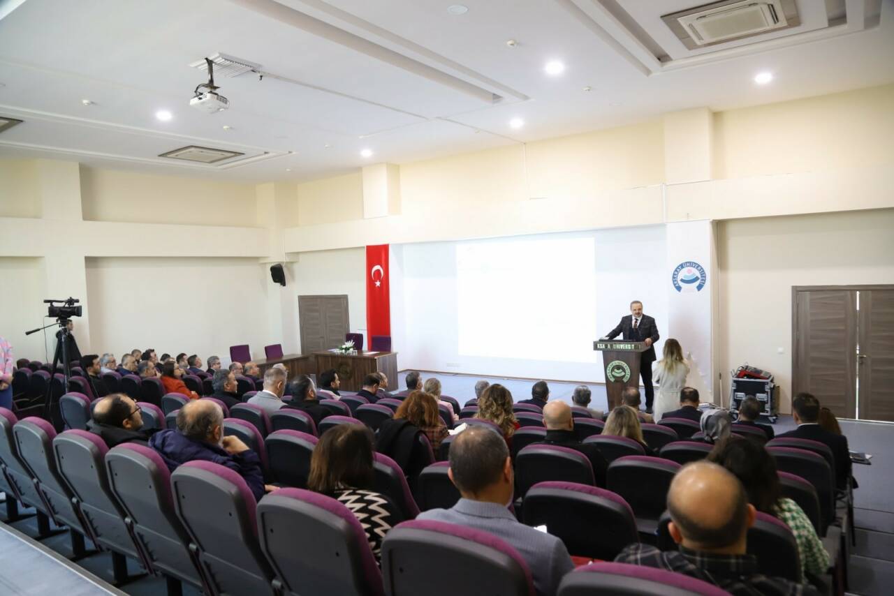 Aksaray Üniversitesinde (ASÜ) yürütülen faaliyetlerin paylaşıldığı, görüş önerilerinin alındığı Danışma