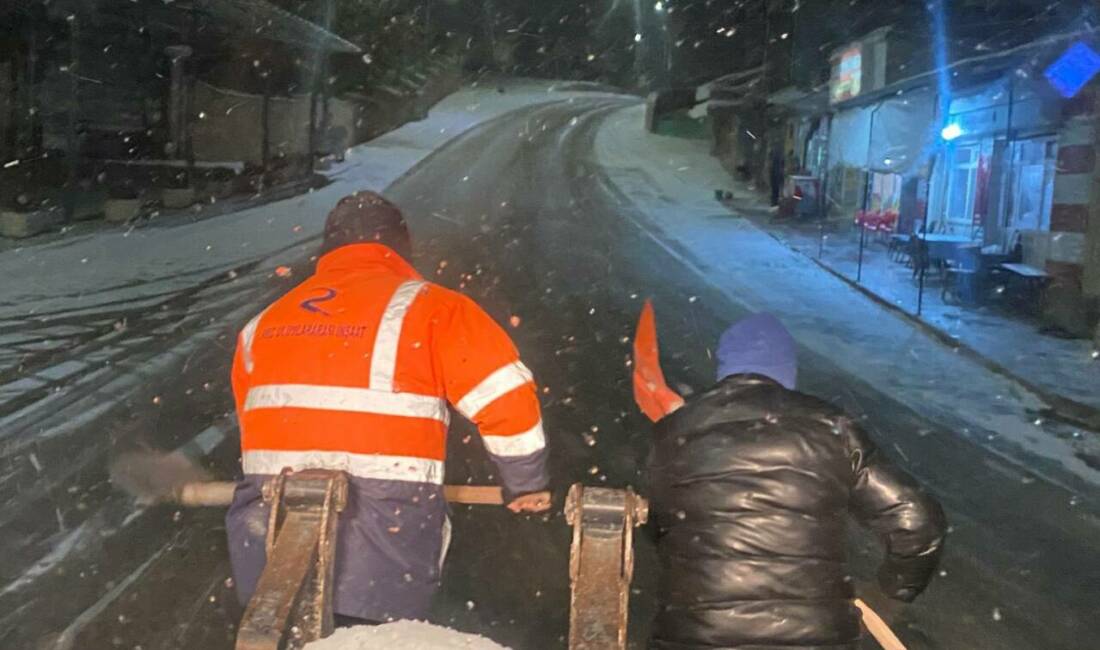 Demirci’de etkili olan kar yağışının ardından ulaşımda aksamaların önüne geçmek