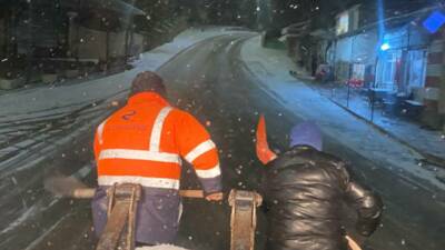 Demirci’de etkili olan kar yağışının ardından ulaşımda aksamaların önüne geçmek