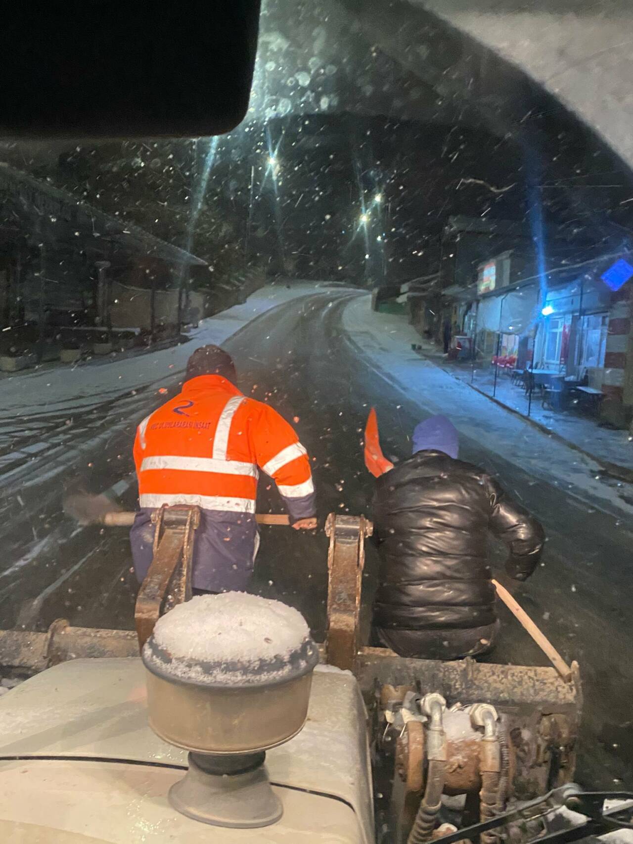 Demirci’de etkili olan kar yağışının ardından ulaşımda aksamaların önüne geçmek