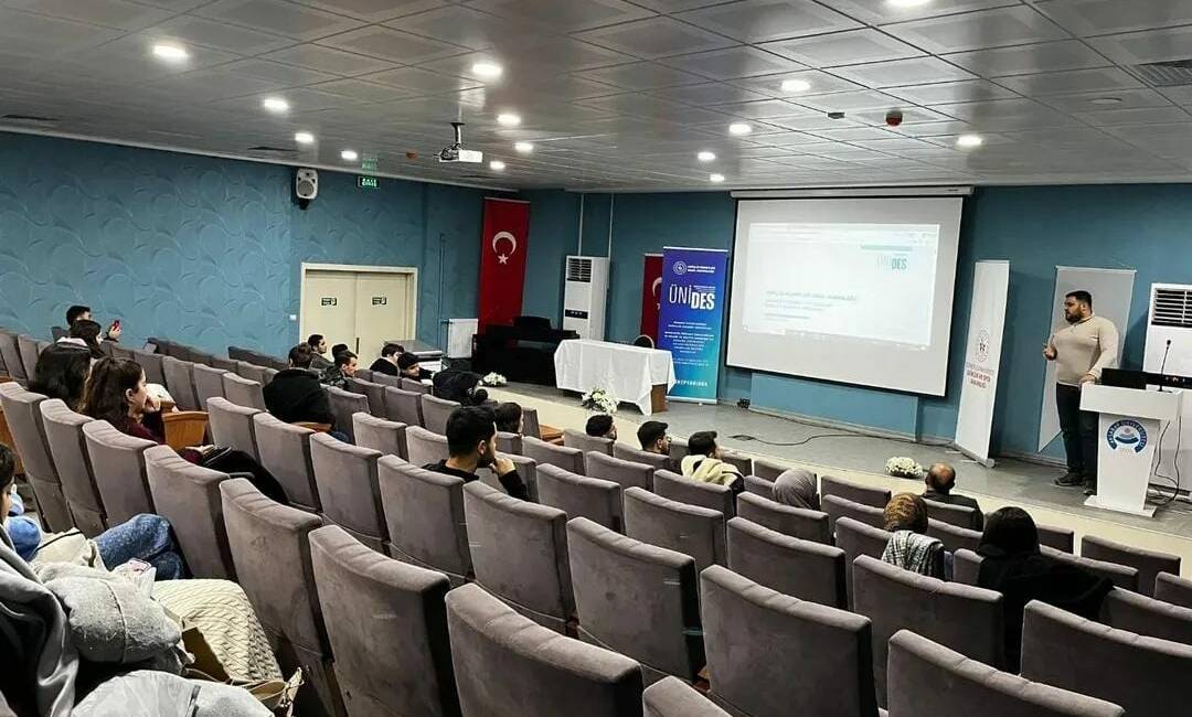 Aksaray Gençlik Merkezi ev sahipliğinde düzenlenen toplantıda, ÜNİDES yeni dönem