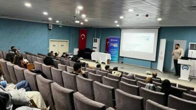 Aksaray Gençlik Merkezi ev sahipliğinde düzenlenen toplantıda, ÜNİDES yeni dönem