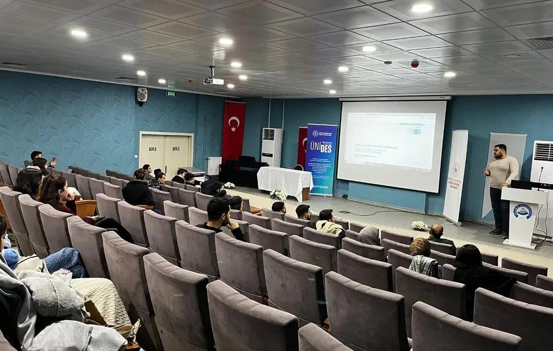 Aksaray Gençlik Merkezi ev sahipliğinde düzenlenen toplantıda, ÜNİDES yeni dönem